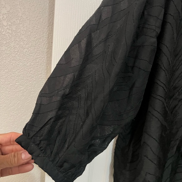 Vince Camuto Black Patterned Blouse NWT retail $68 - Picture 5 of 5